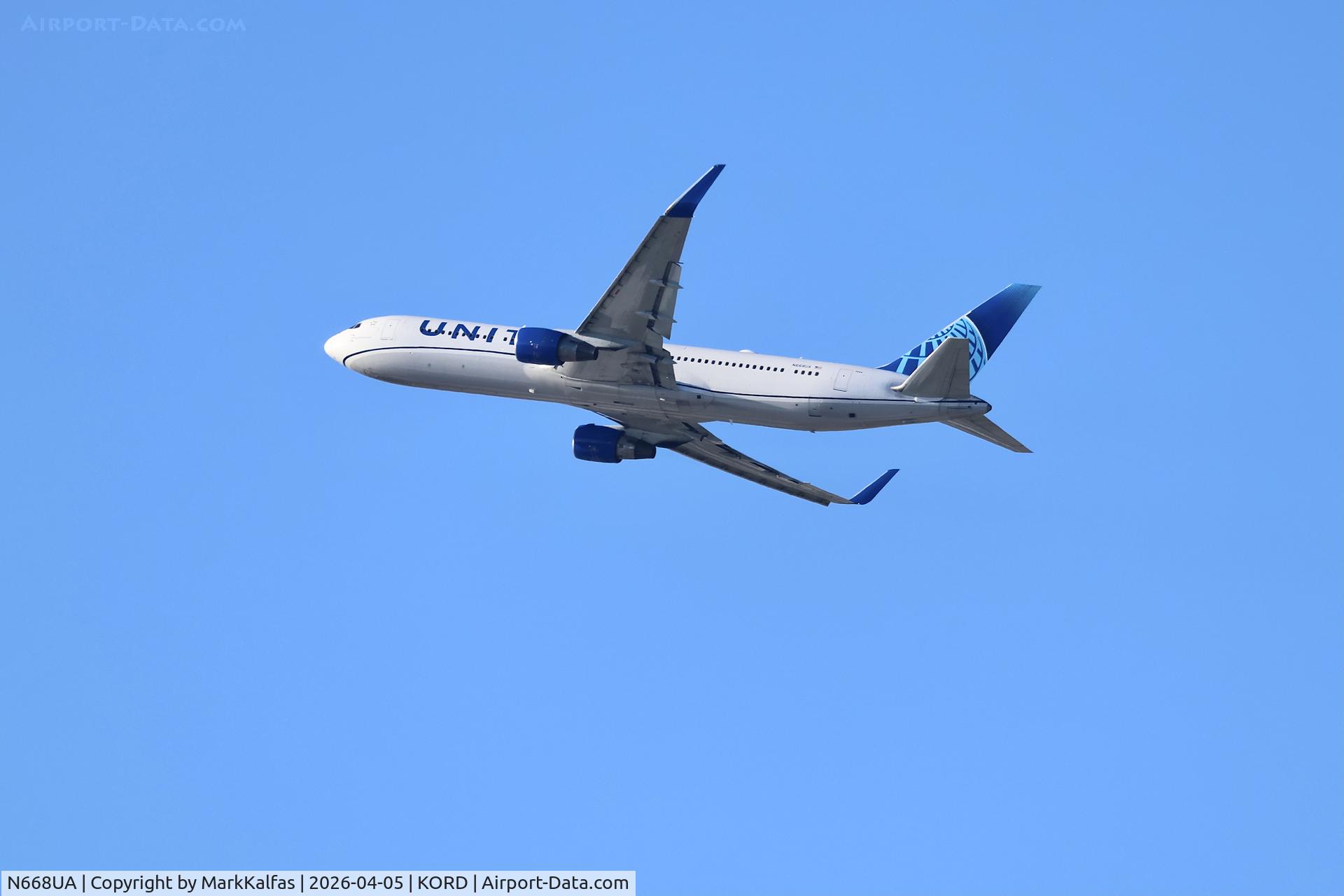 N668UA, 1999 Boeing 767-322, c/n 30024, B763 United Airlines Boeing 767-322, N668UA departing 28R KORD