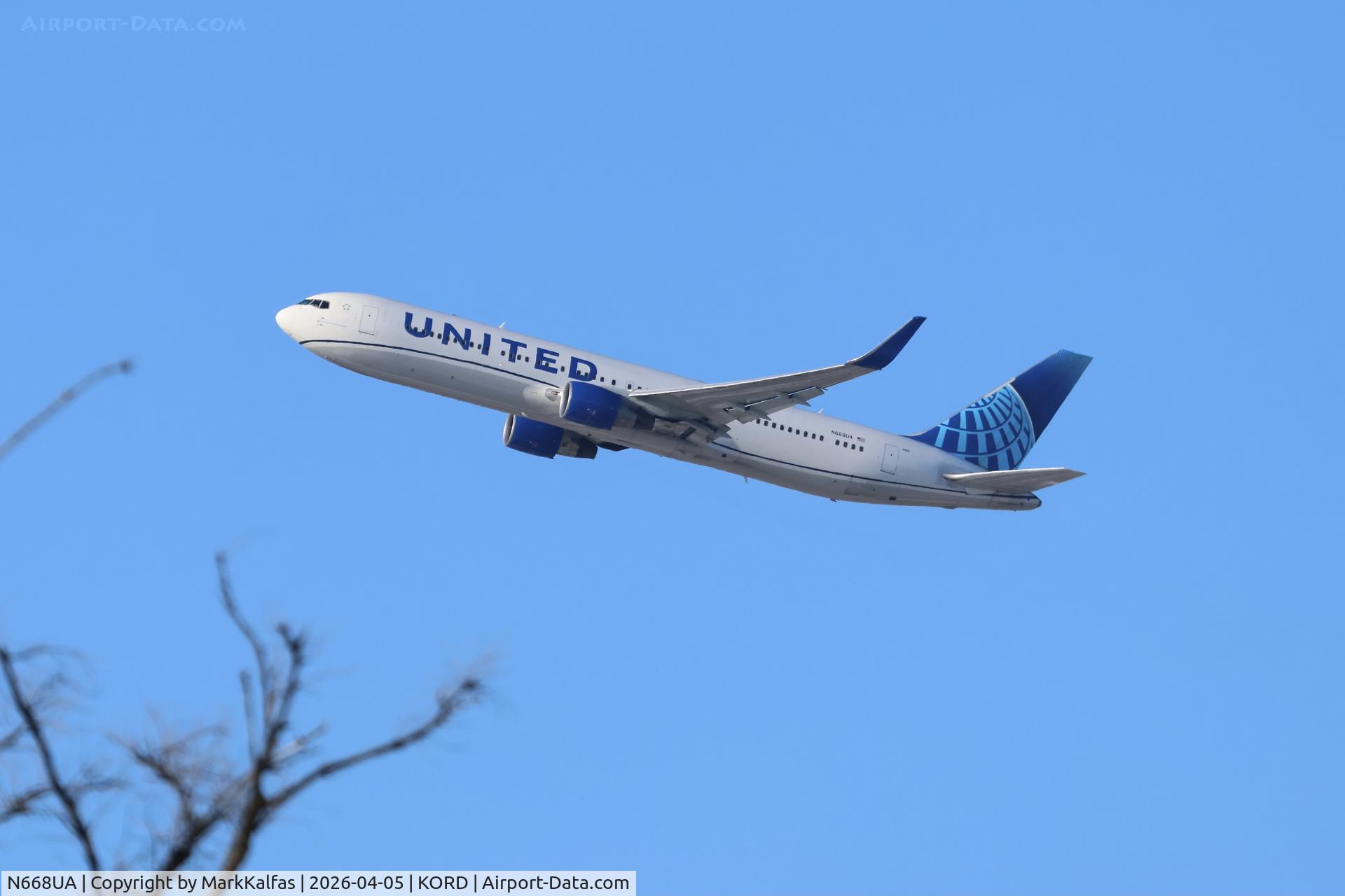 N668UA, 1999 Boeing 767-322, c/n 30024, B763 United Airlines Boeing 767-322, N668UA departing 28R KORD