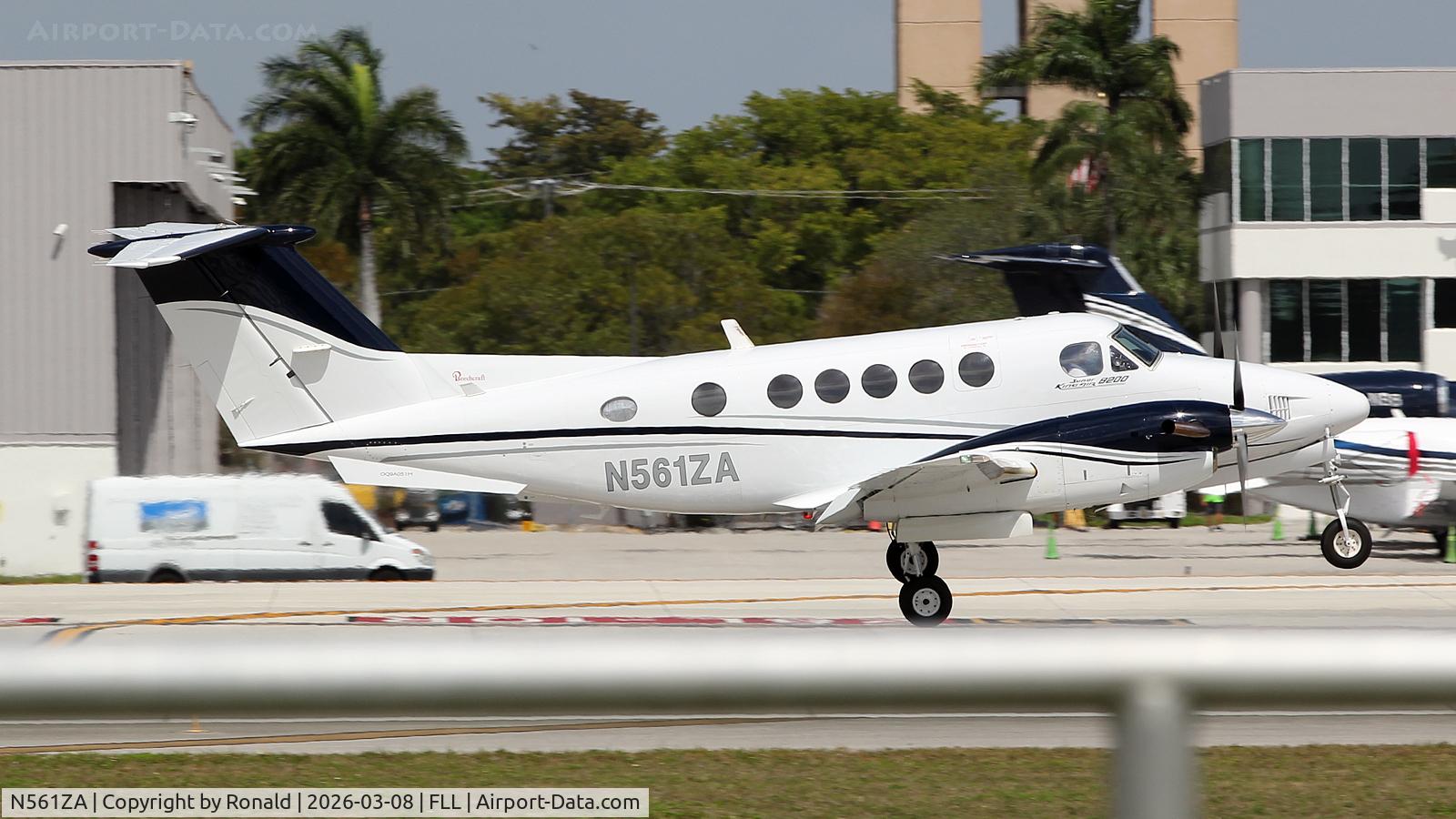 N561ZA, 2004 Boeing 737-752, c/n 30038 l/n 1601, at fl;l