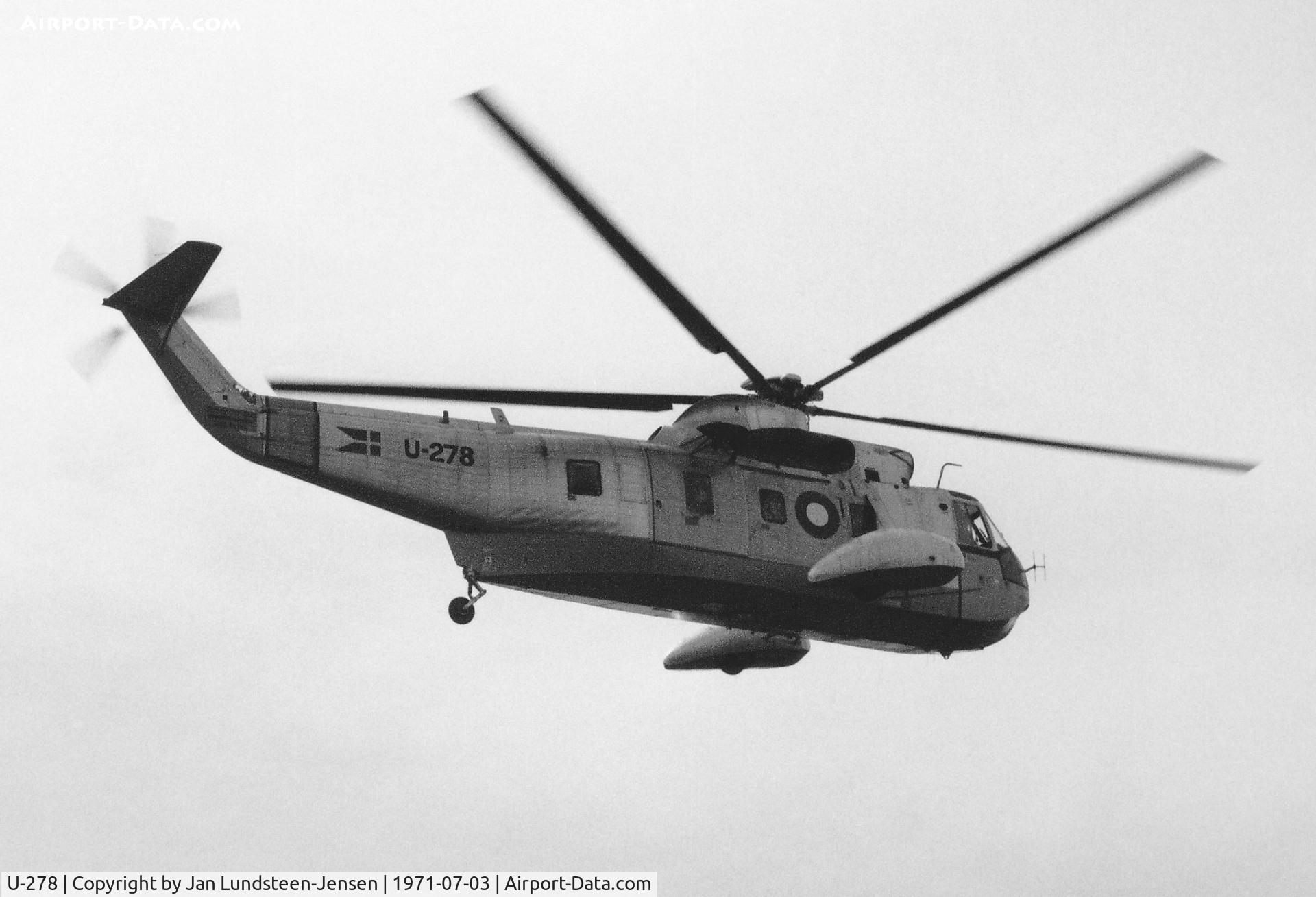 U-278, Sikorsky S-61A, c/n 61278, Royal Danish Air Force S-61 U-278 seen in flight over Nyborg in Denmark. U-278 still had no ice shield in front of the engines in 1971. This SAR-helicopter was delivered new to RDAF in 1965 and was in service until 2010.