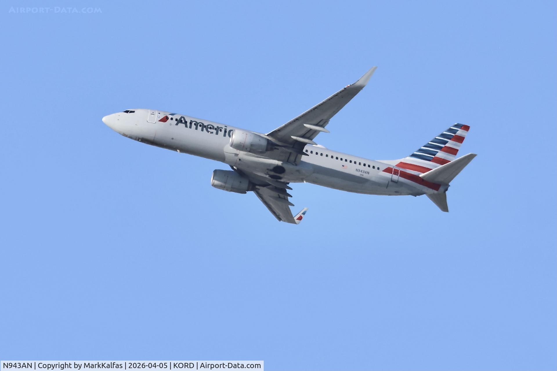 N943AN, 2000 Boeing 737-823, c/n 30599, B738 American Boeing 737-823 N943AN dparting 28R KORD