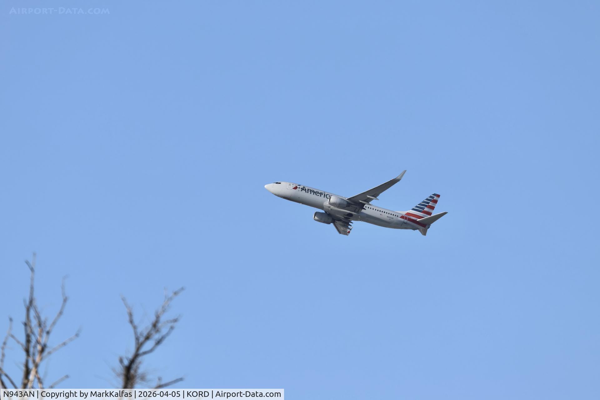 N943AN, 2000 Boeing 737-823, c/n 30599, B738 American Boeing 737-823 N943AN dparting 28R KORD