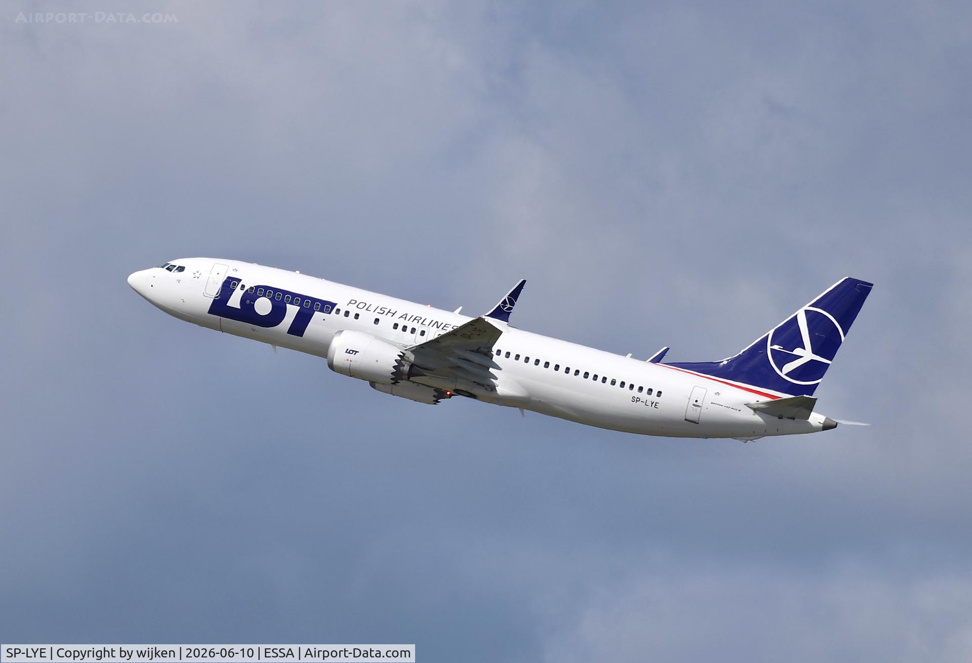 SP-LYE, 2025 Boeing 737-8MAX, c/n 44330 l/n 9460, Rwy 19R