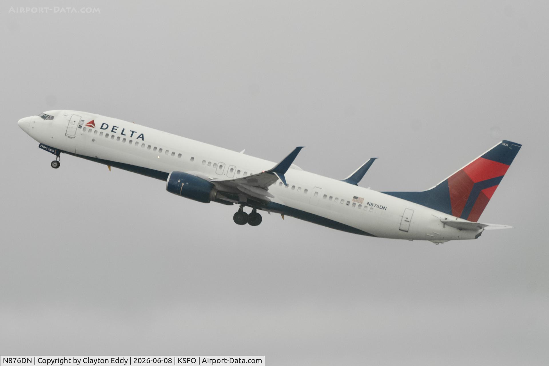 N876DN, 2017 Boeing 737-900/ER, c/n 31987 l/n 6346, Sky Terrace SFO 2026