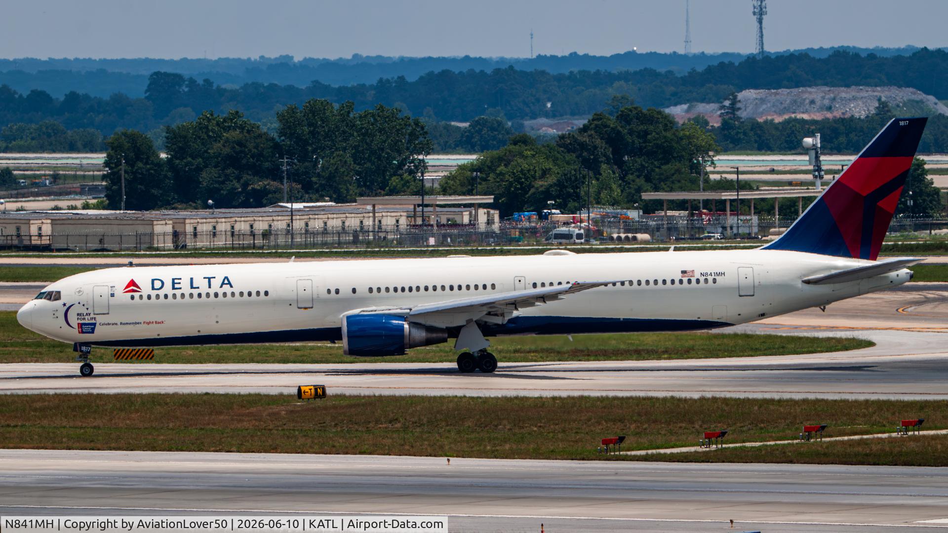 N841MH, 2001 Boeing 767-432/ER, c/n 29714 l/n 855, Delta American Cancer Society sticker 764