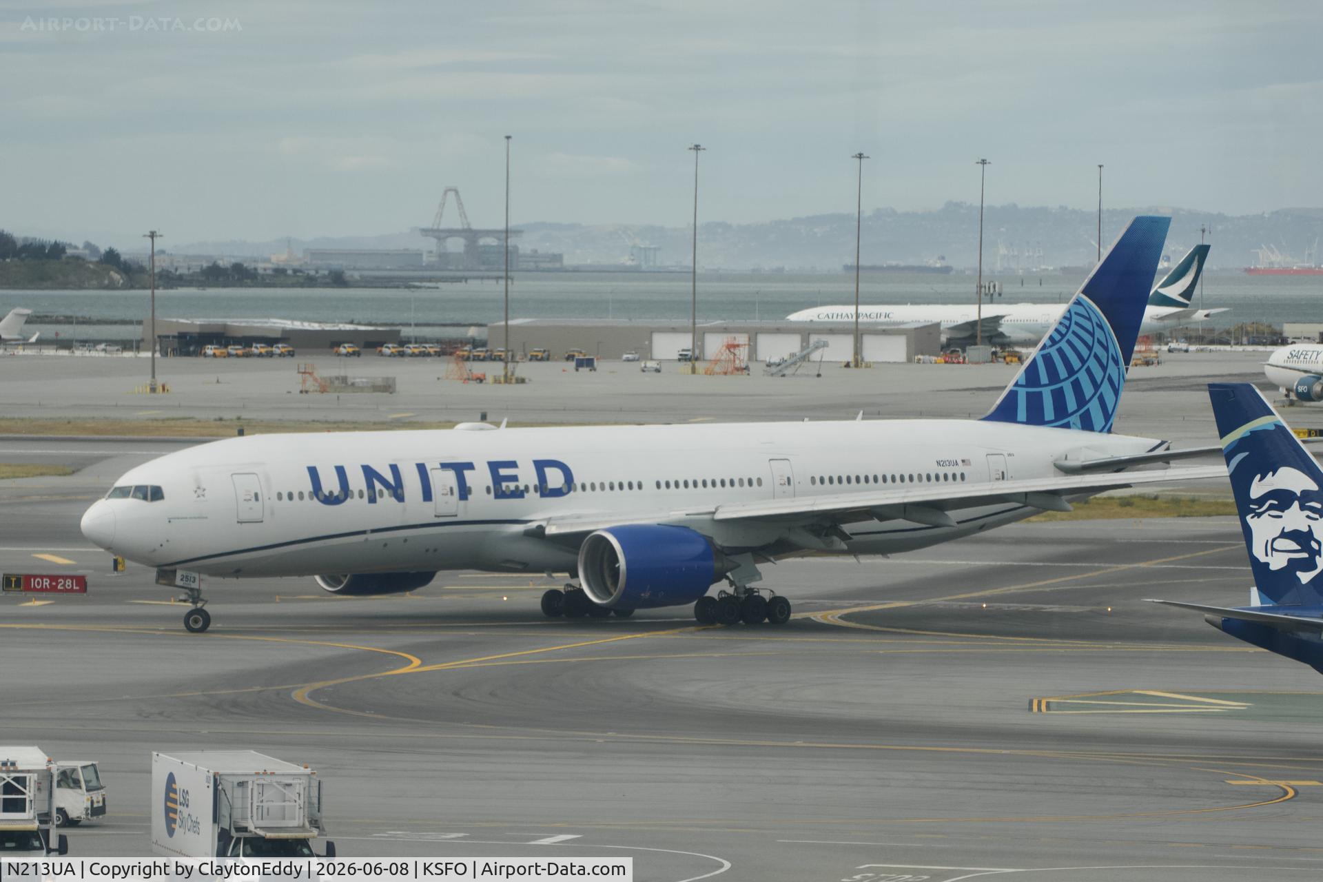 N213UA, 2000 Boeing 777-222, c/n 30219, Sky Terrace SFO 2026. 