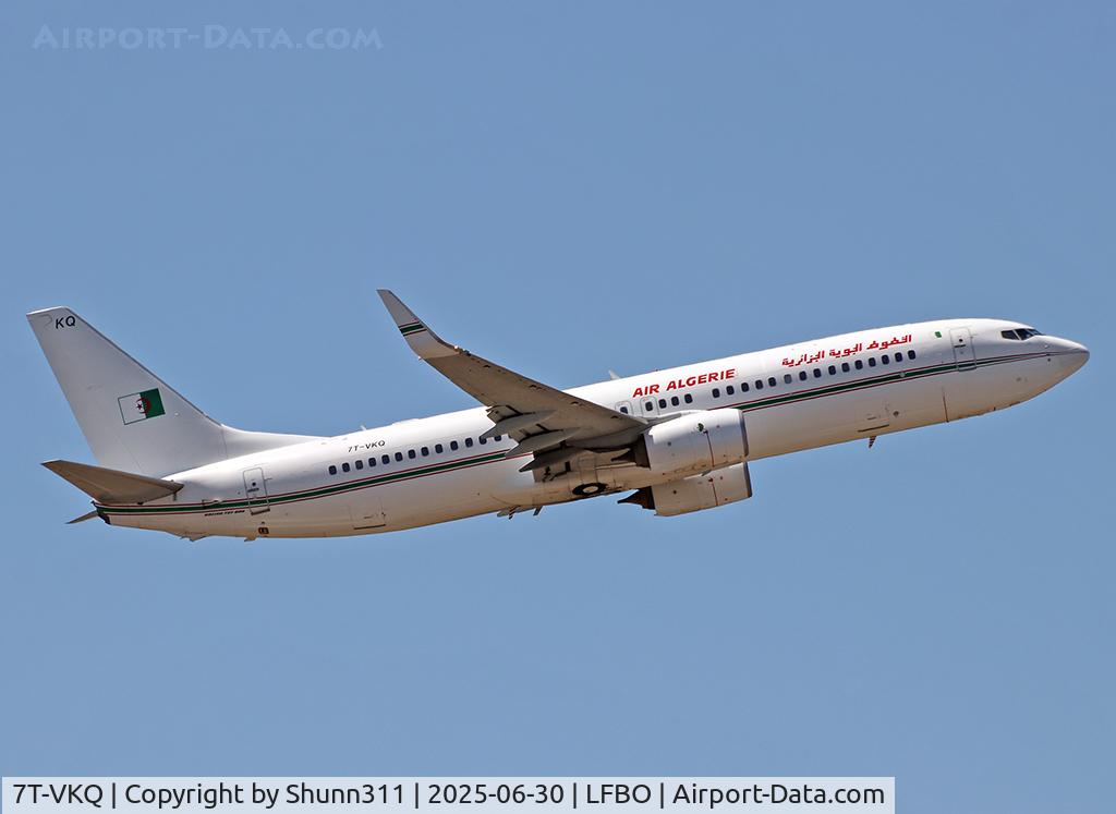 7T-VKQ, 2016 Boeing 737-8D6, c/n 60753 l/n 6145, Climbing after take off from rwy 32R... New c/s