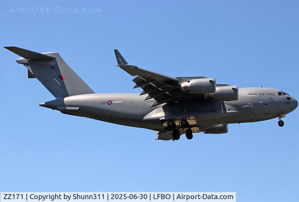ZZ171, 2000 Boeing C-17A Globemaster III, c/n F-007 l/n UK-1, Landing rwy 32L