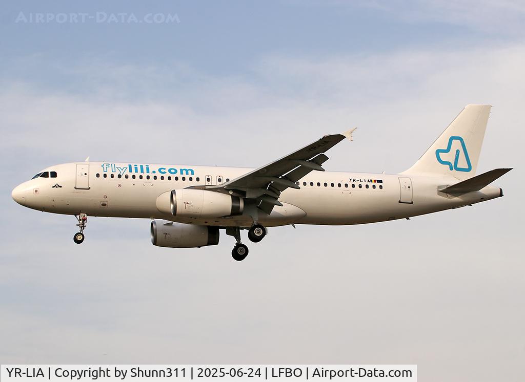 YR-LIA, 2005 Airbus A320-232, c/n 2422, Landing rwy 32L... Operated by Tunisair this day...