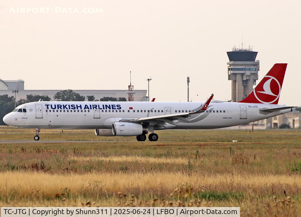 TC-JTG, 2016 Airbus A321-231, c/n 6990, Taxiing holding point rwy 32L for departure