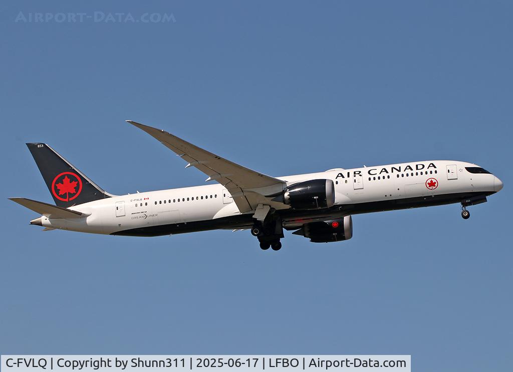 C-FVLQ, 2017 Boeing 787-9 Dreamliner, c/n 38357, Climbing after take off from rwy 32R