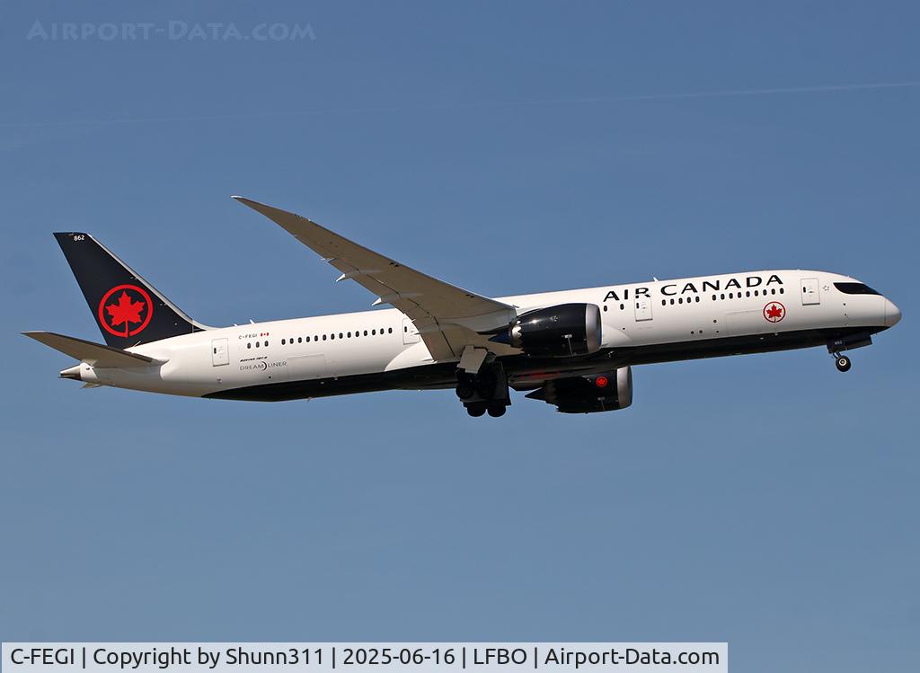 C-FEGI, 2025 Boeing 787-9 Dreamliner Dreamliner, c/n 66993 l/n 1225, Climbing after take off from rwy 32R
