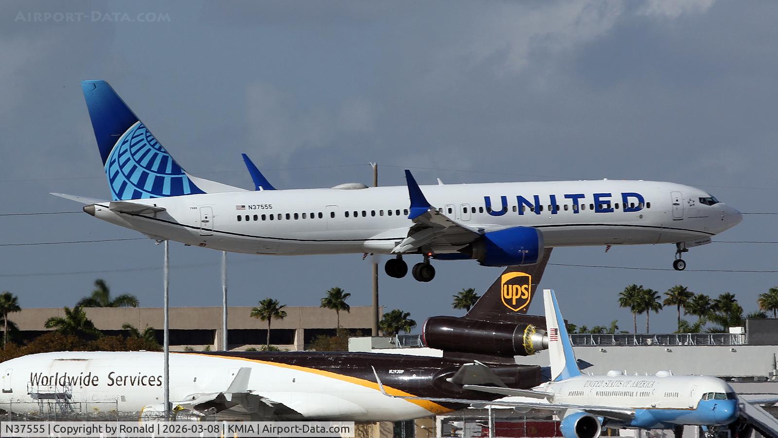N37555, 2023 Boeing 737-9 MAX, c/n 67182 l/n 8536, at mia