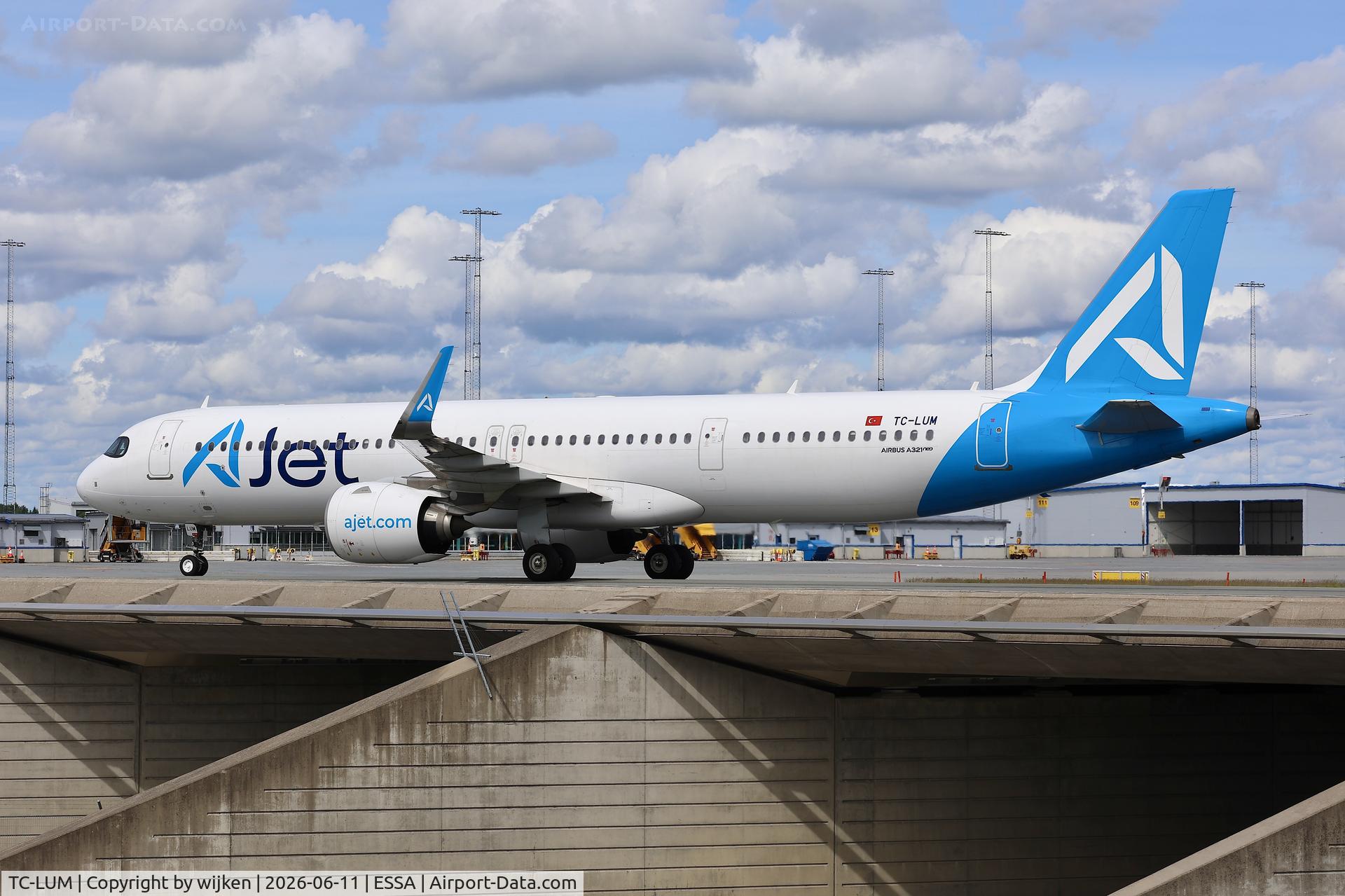 TC-LUM, 2022 Airbus A321-271NX, c/n 10973, Twy U