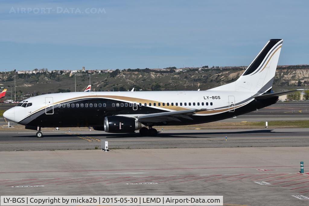 LY-BGS, 1992 Boeing 737-3L9, c/n 27061 l/n 2347, Taxiing