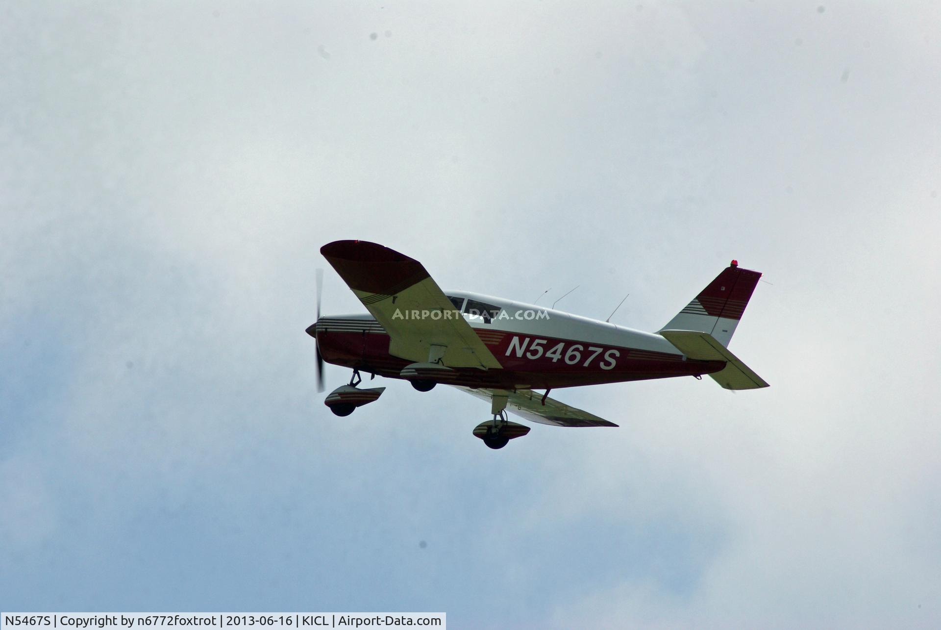 N5467S, 1971 Piper PA-28-140, c/n 28-7125125, Leaving northbound runway 02