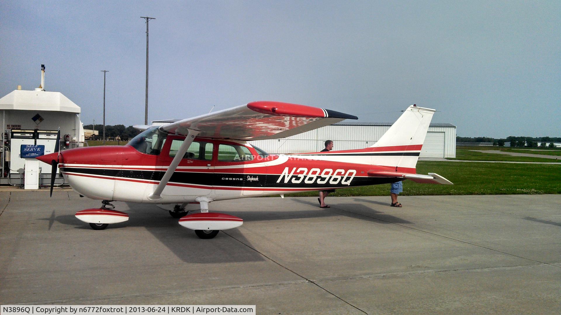 N3896Q, 1971 Cessna 172L, c/n 17259996, GETTING FUEL