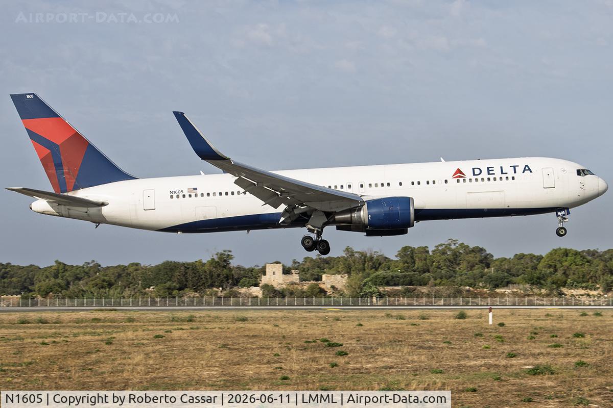 N1605, 1999 Boeing 767-332, c/n 30198, Runway 31