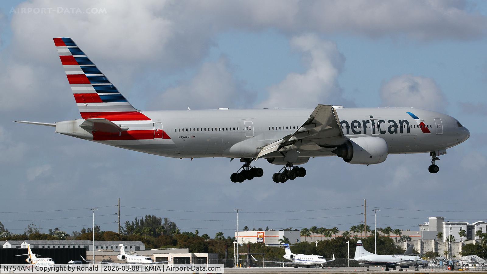 N754AN, 2001 Boeing 777-223, c/n 30262, at mia