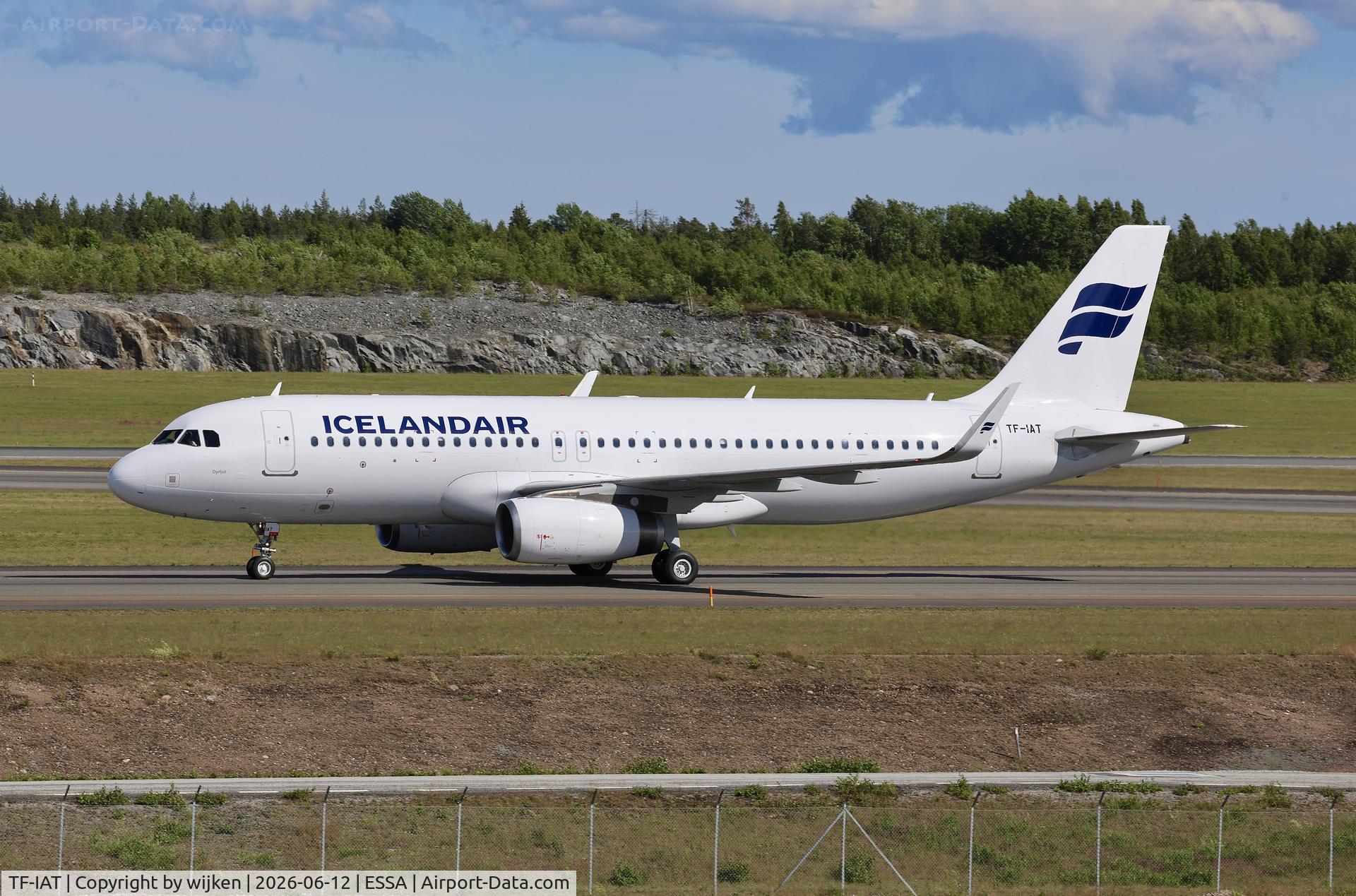 TF-IAT, 2015 Airbus A320-232, c/n 6489, Twy W