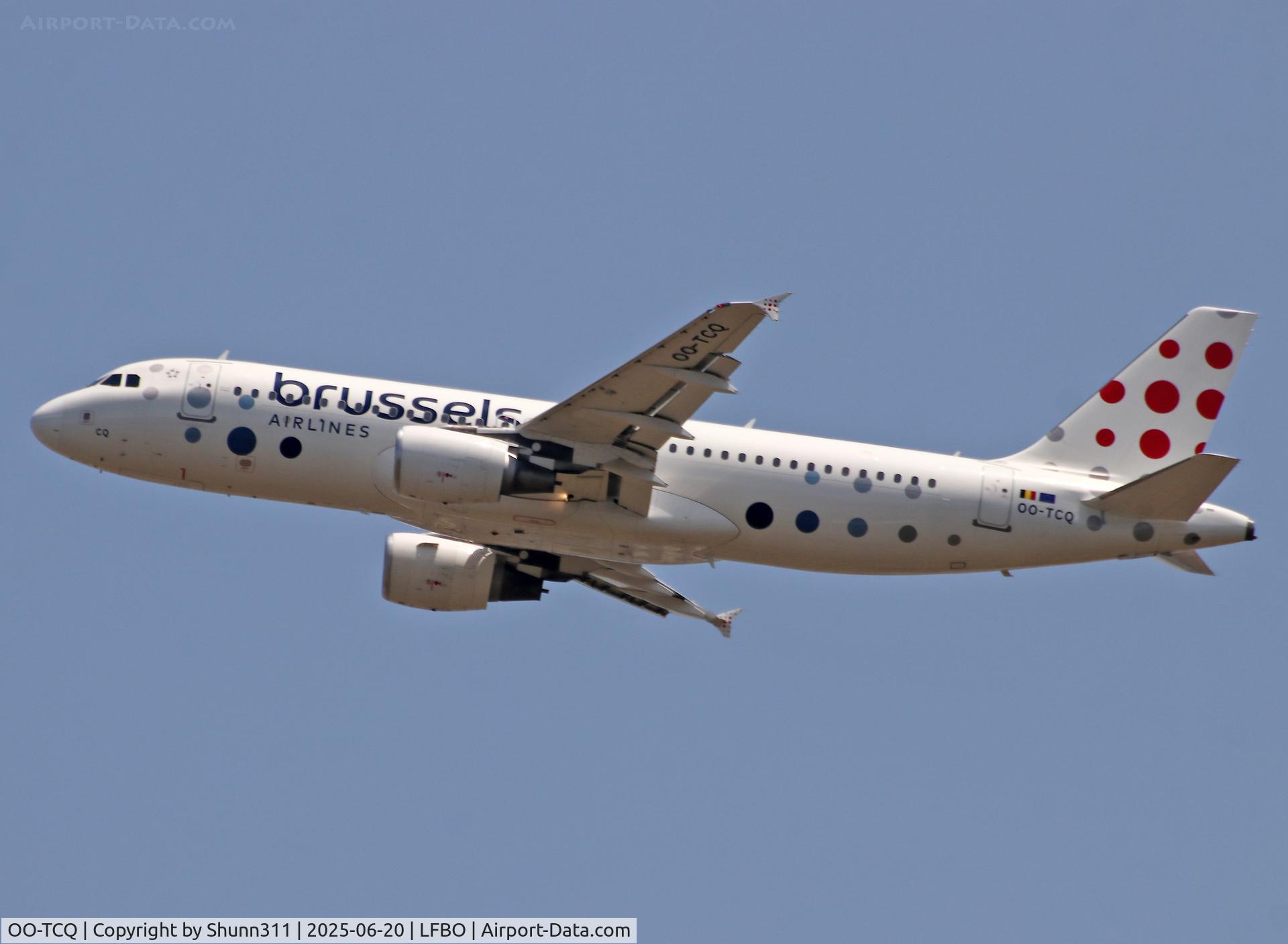 OO-TCQ, 2003 Airbus A320-214, c/n 2114, Climbing after take off from rwy 32R
