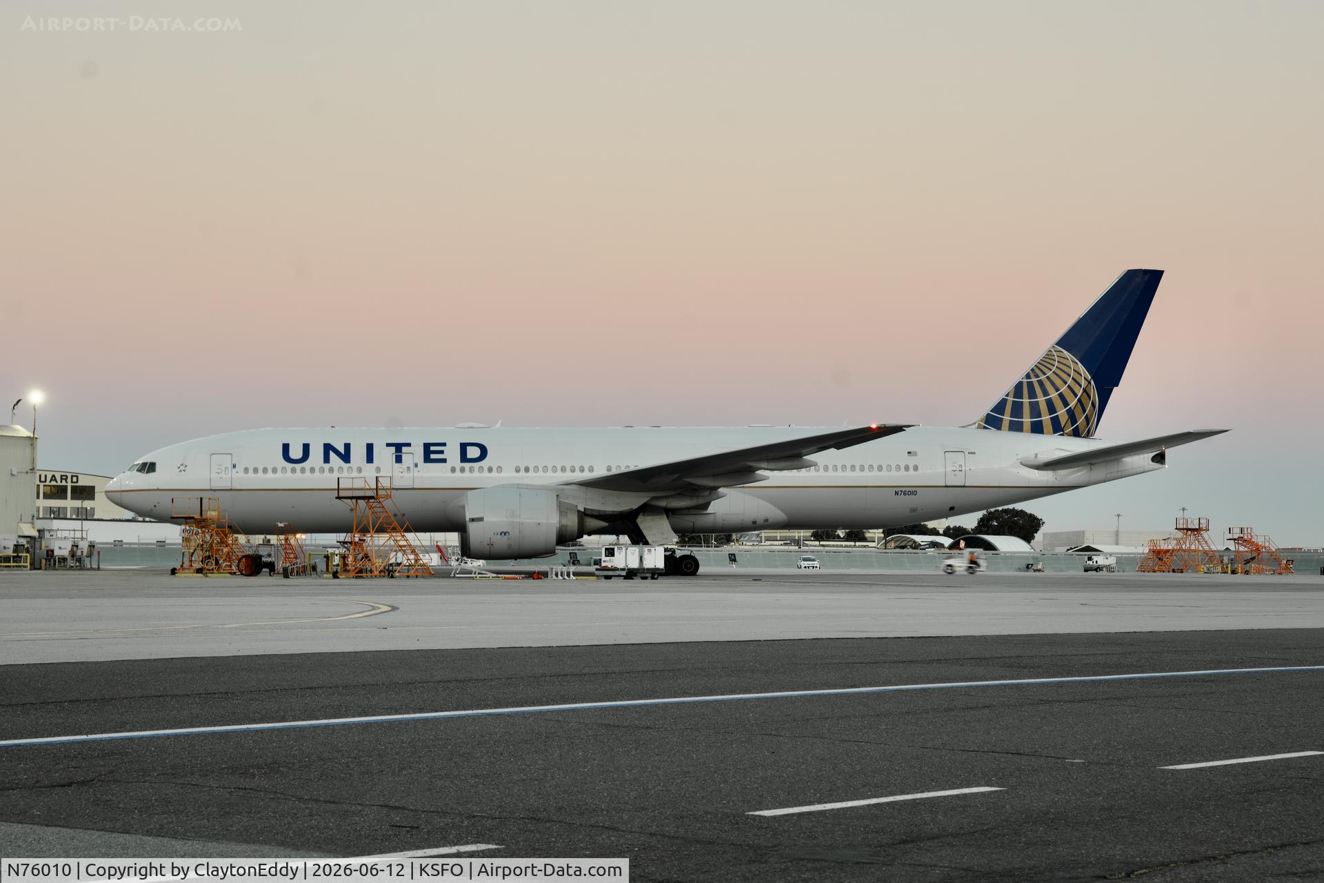 N76010, 1999 Boeing 777-224/ER, c/n 29480 l/n 220, SFO 2026. 