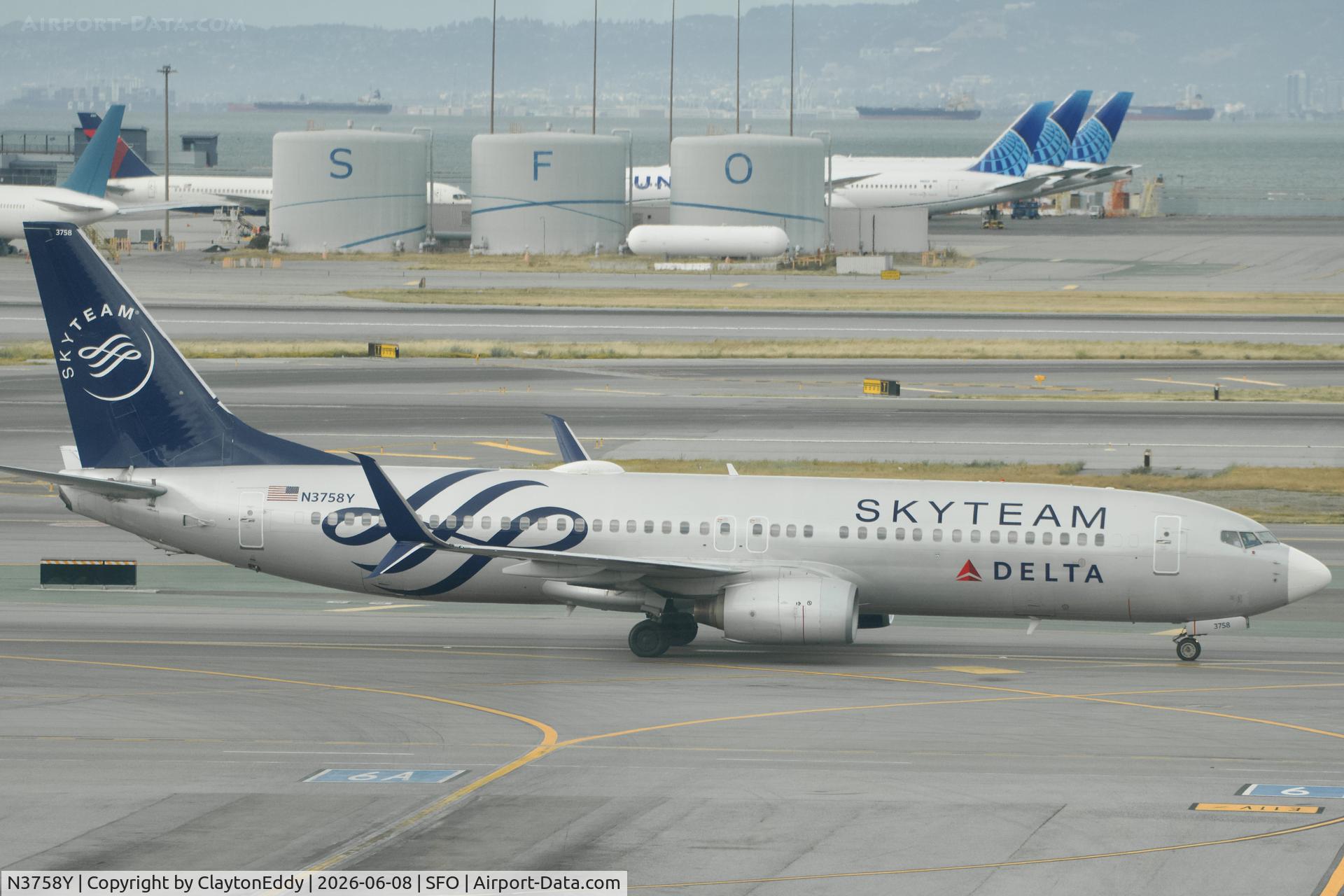 N3758Y, 2001 Boeing 737-832, c/n 30814, Sky Terrace SFO 2026