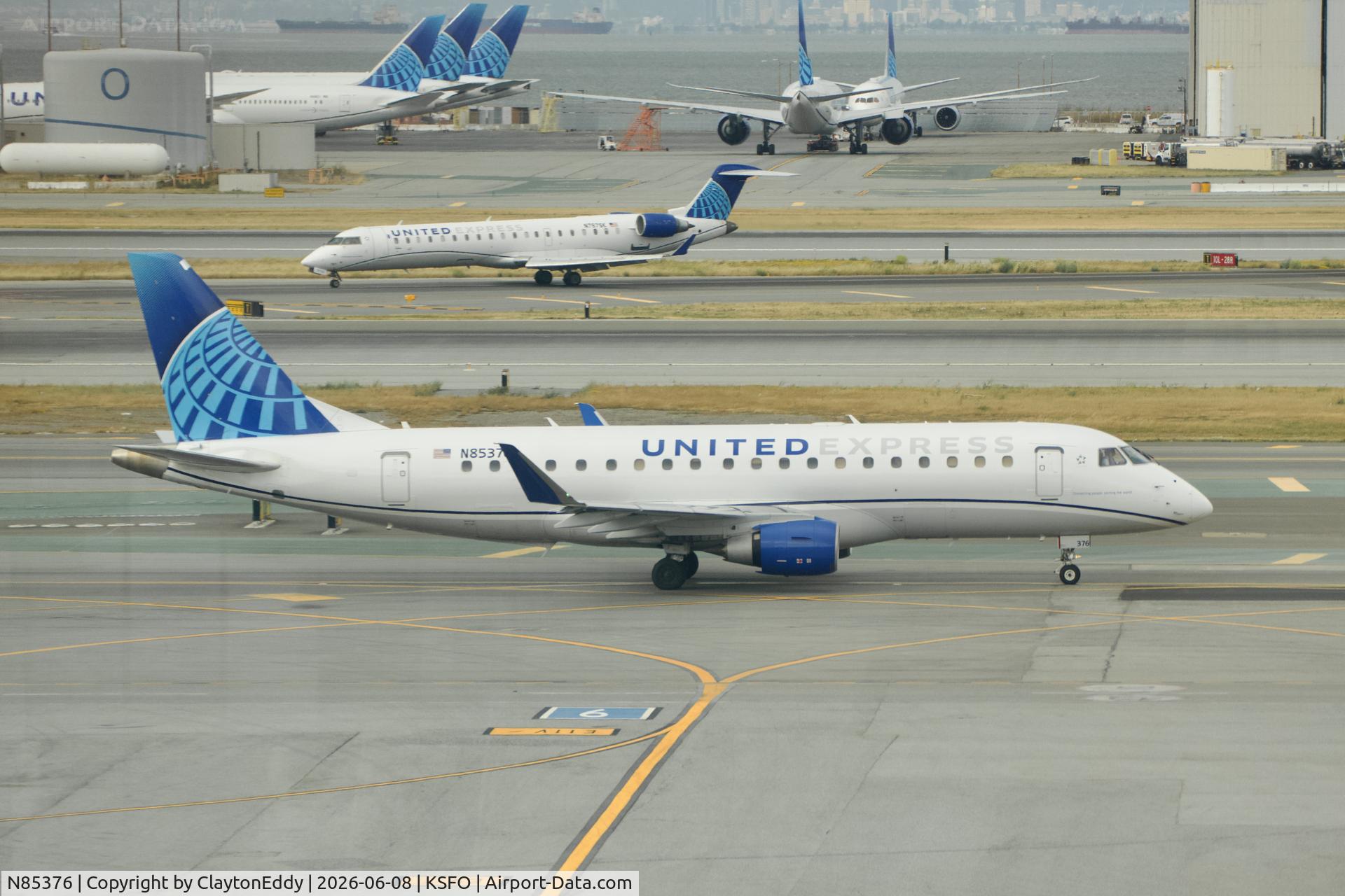 N85376, 2020 Embraer ERJ-175, c/n 17000869, Sky Terrace SFO 2026