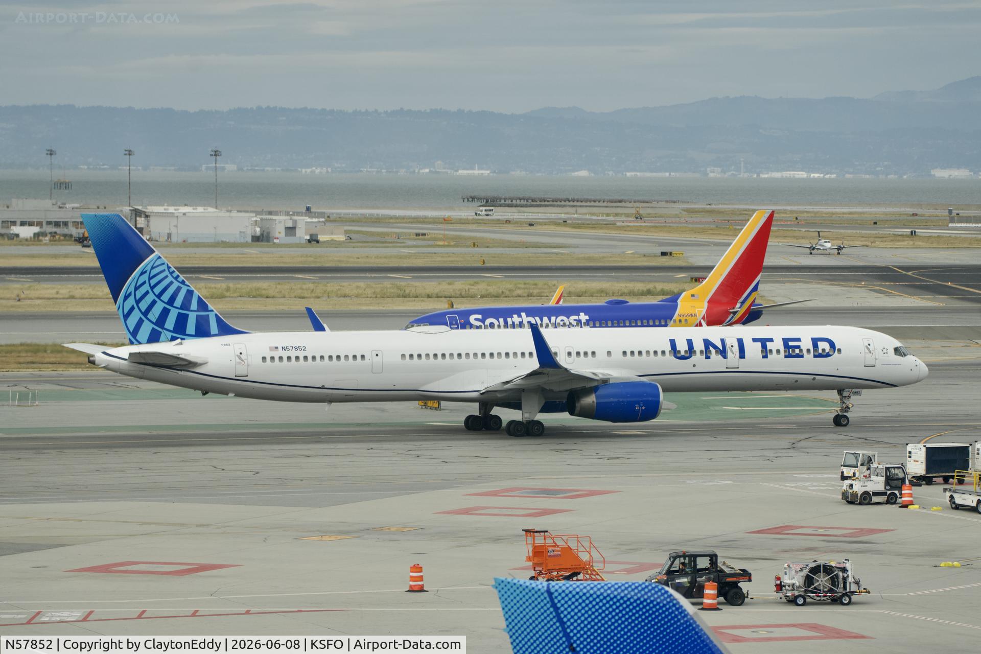 N57852, 2001 Boeing 757-324, c/n 32811, Sky Terrace SFO 2026