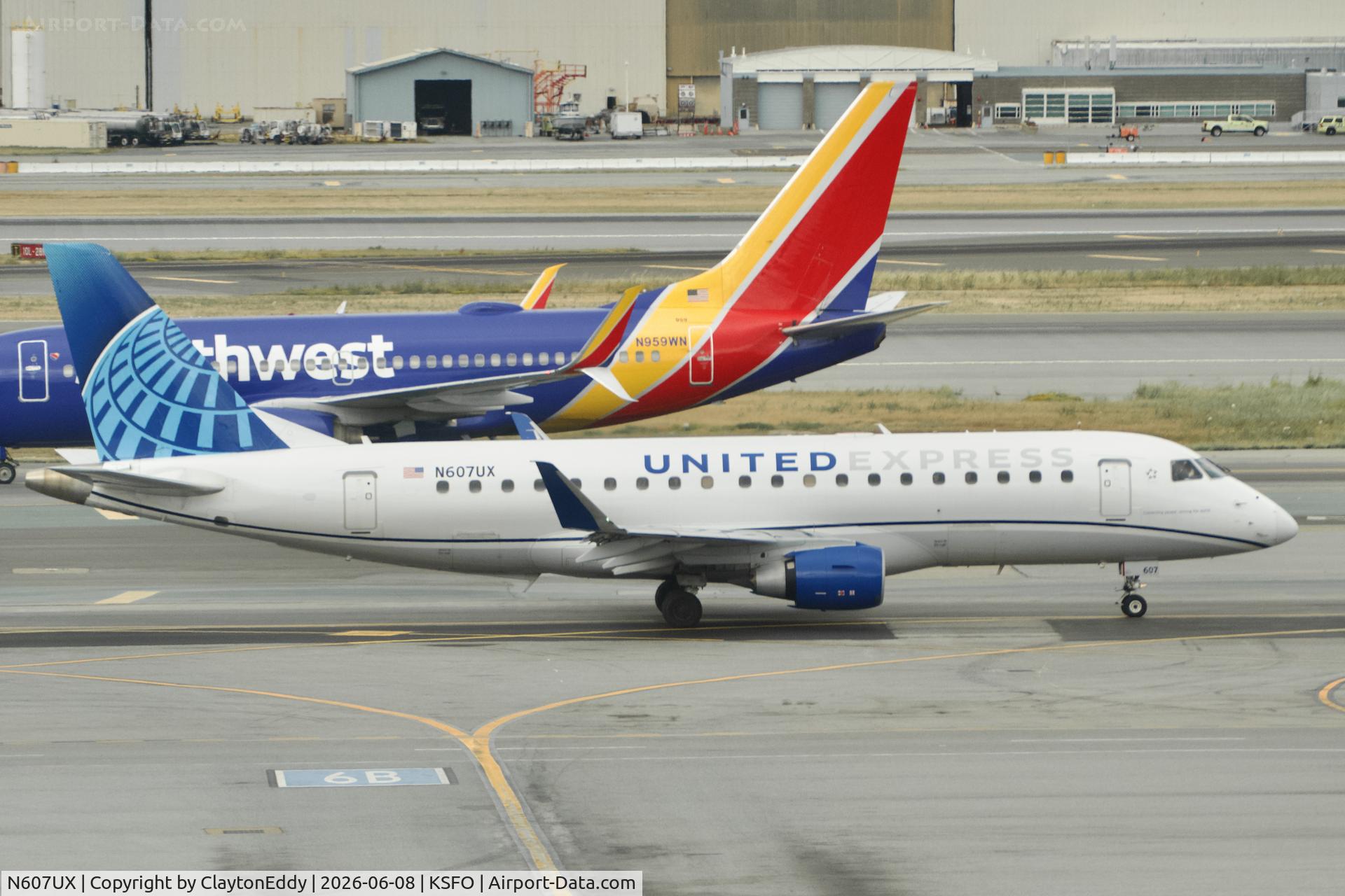 N607UX, 2019 Embraer ERJ-175 (ERJ-170-200LR), c/n 17000804, Sky Terrace SFO 2026