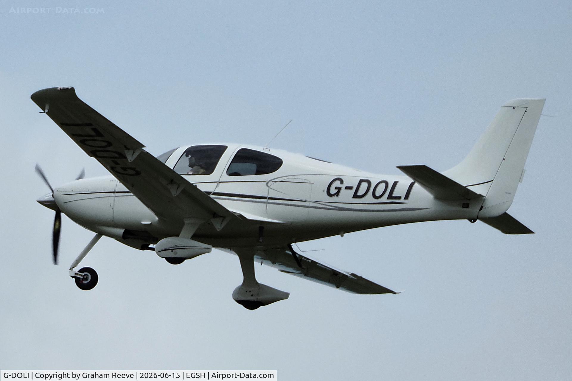 G-DOLI, 2008 Cirrus SR20 G3 GTS, c/n 2009, In the circuit at Norwich.