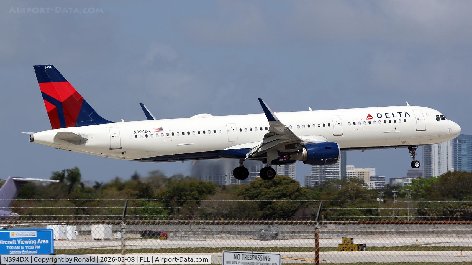 N394DX, 2019 Airbus A321-211, c/n 9125, at fll