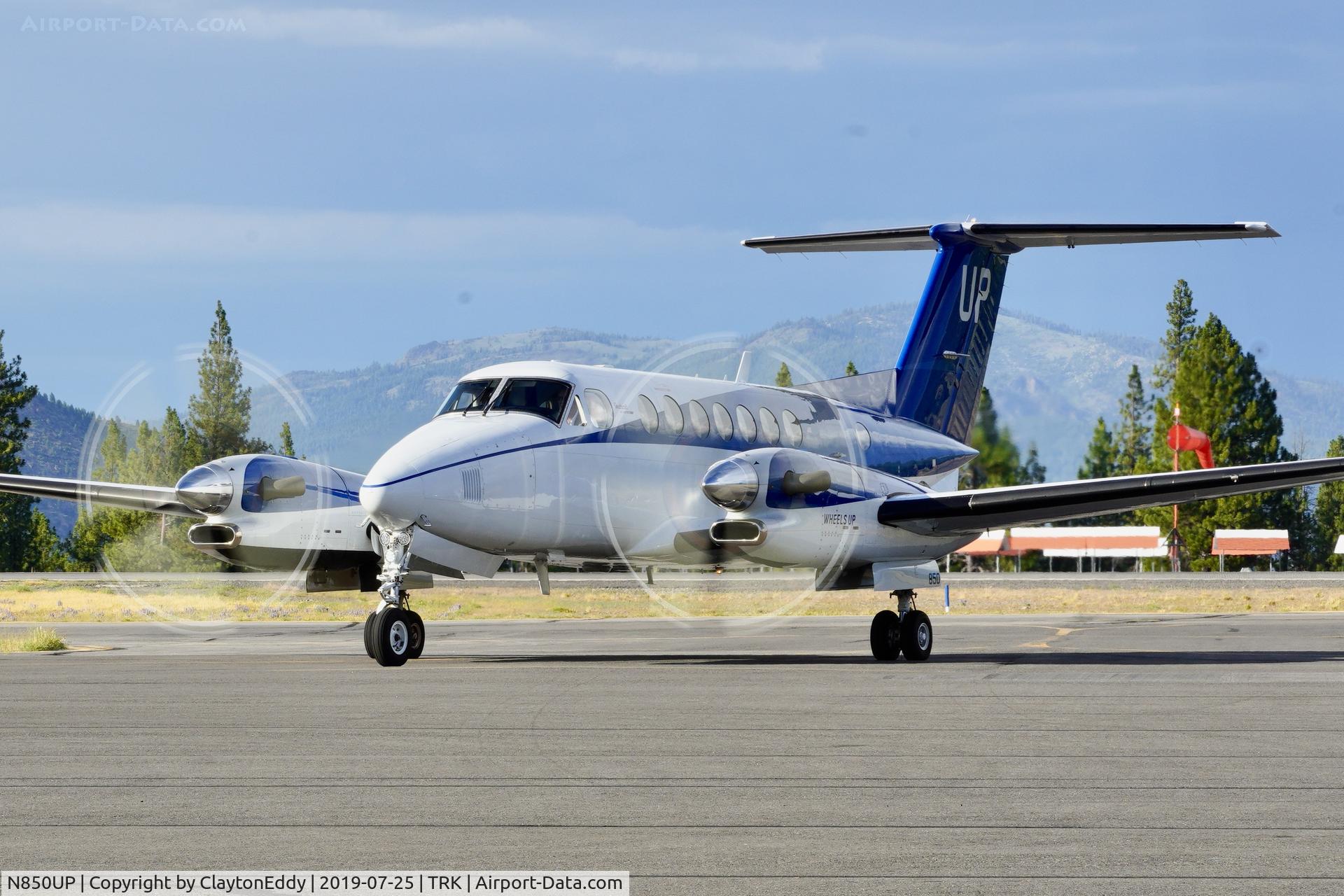 N850UP, 2015 Beechcraft B300 King Air 350i, c/n FL-992, Truckee airport in California 2019. 