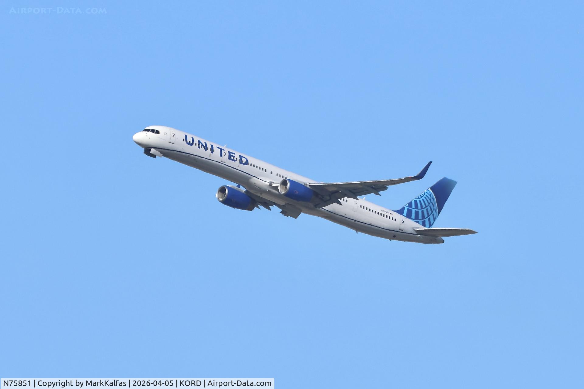 N75851, 2001 Boeing 757-324, c/n 32810, B753 United Boeing 757-324, N75851 departing 28R KORD