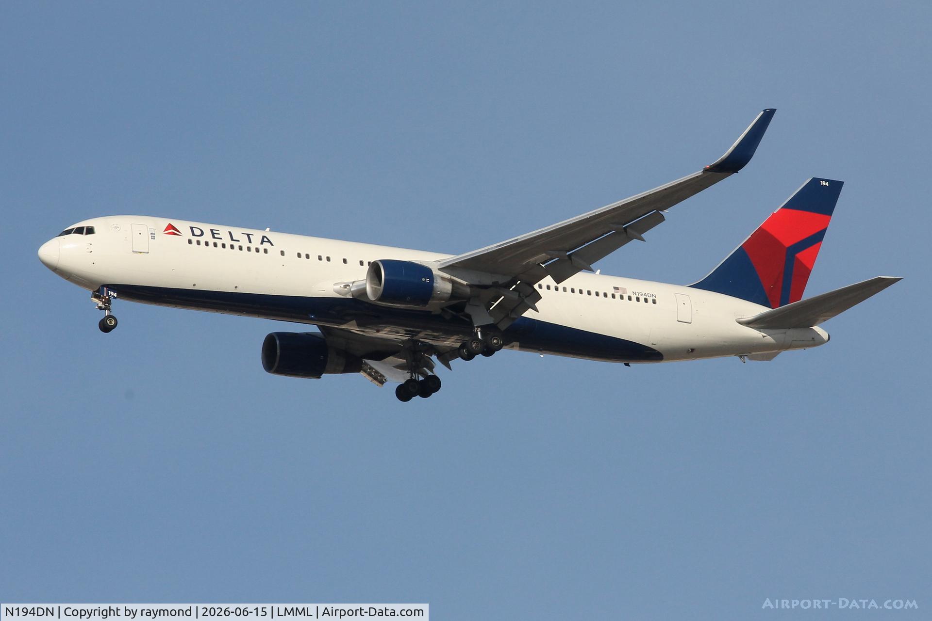 N194DN, 1997 Boeing 767-332, c/n 28451, Boeing 767-332 reg N194DN of Delta Air Lines approaching RW13 landing in Malta.