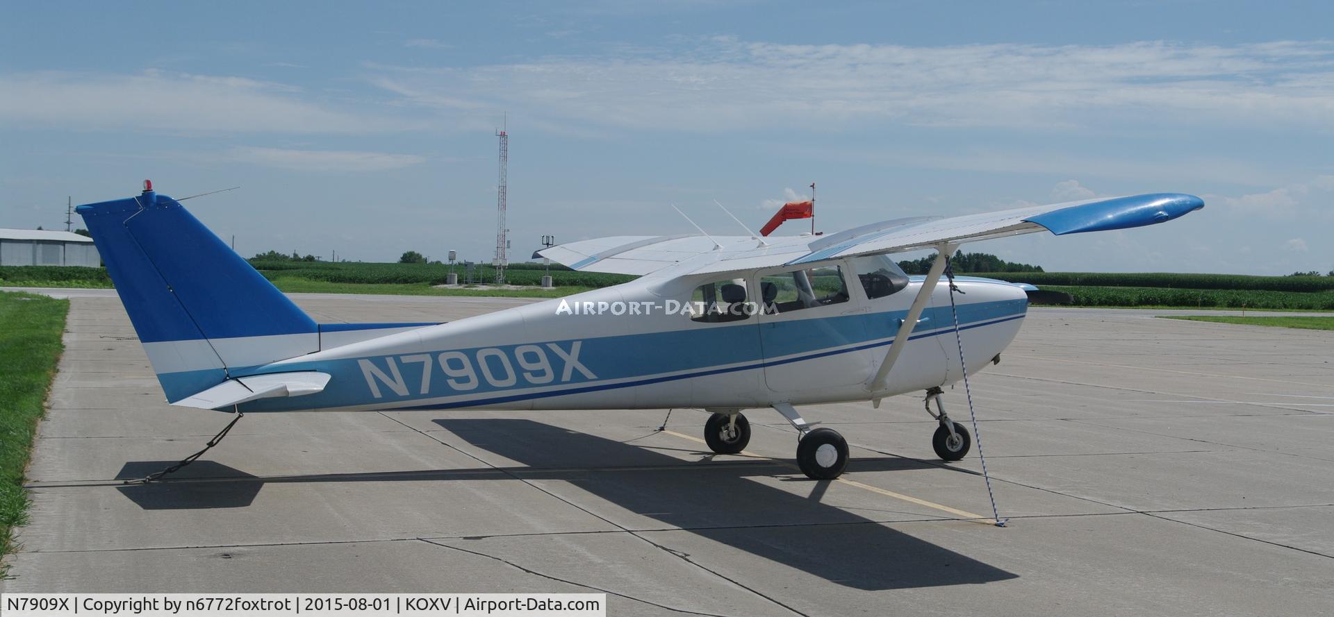 N7909X, 1961 Cessna 172B, c/n 17248409, On the ramp