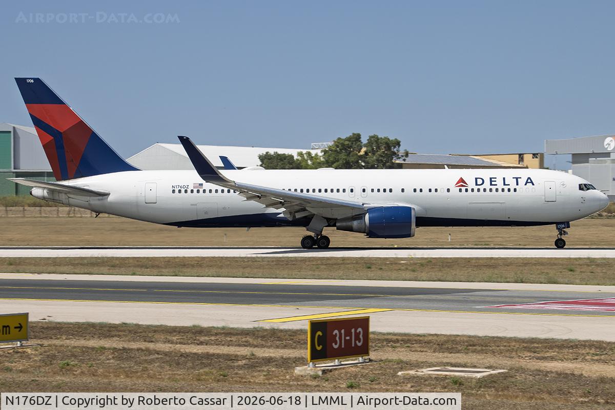 N176DZ, 1999 Boeing 767-332, c/n 29697, Runway 31