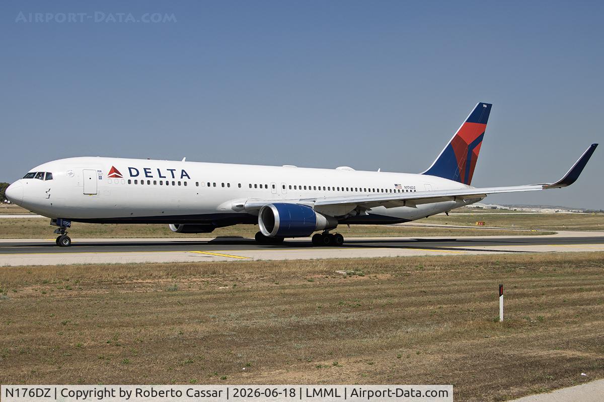 N176DZ, 1999 Boeing 767-332, c/n 29697, Charlie