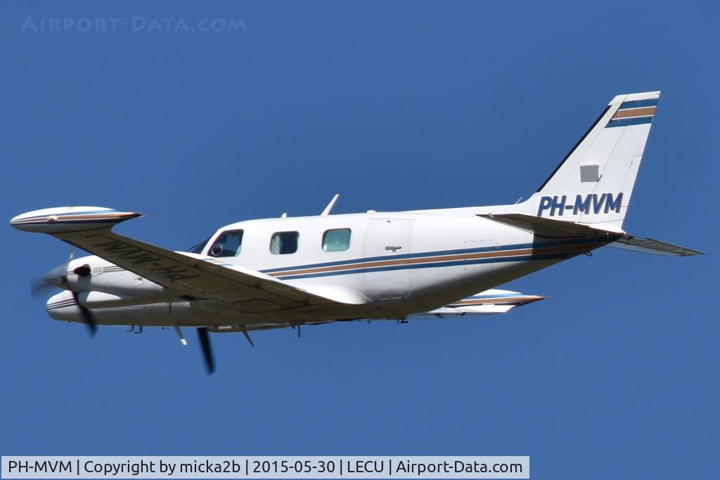 PH-MVM, Piper PA-31T, c/n 31T-8120007, Take off