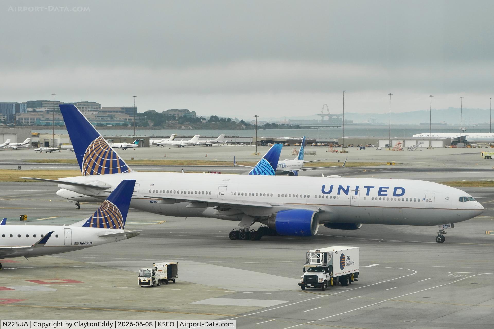 N225UA, 2001 Boeing 777-222/ER, c/n 30554 l/n 377, Sky Terrace SFO 2026