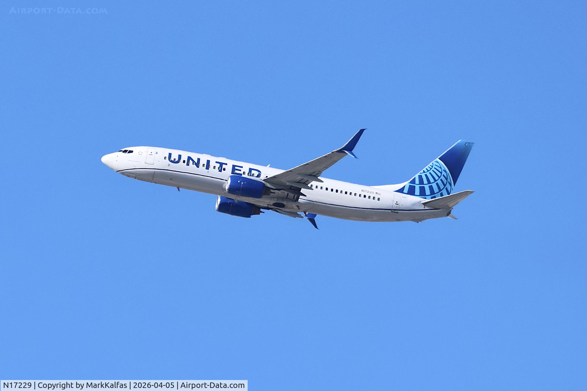 N17229, 1999 Boeing 737-824, c/n 28793, B738 United Boeing 737-824 N17229 departing 27L KORD