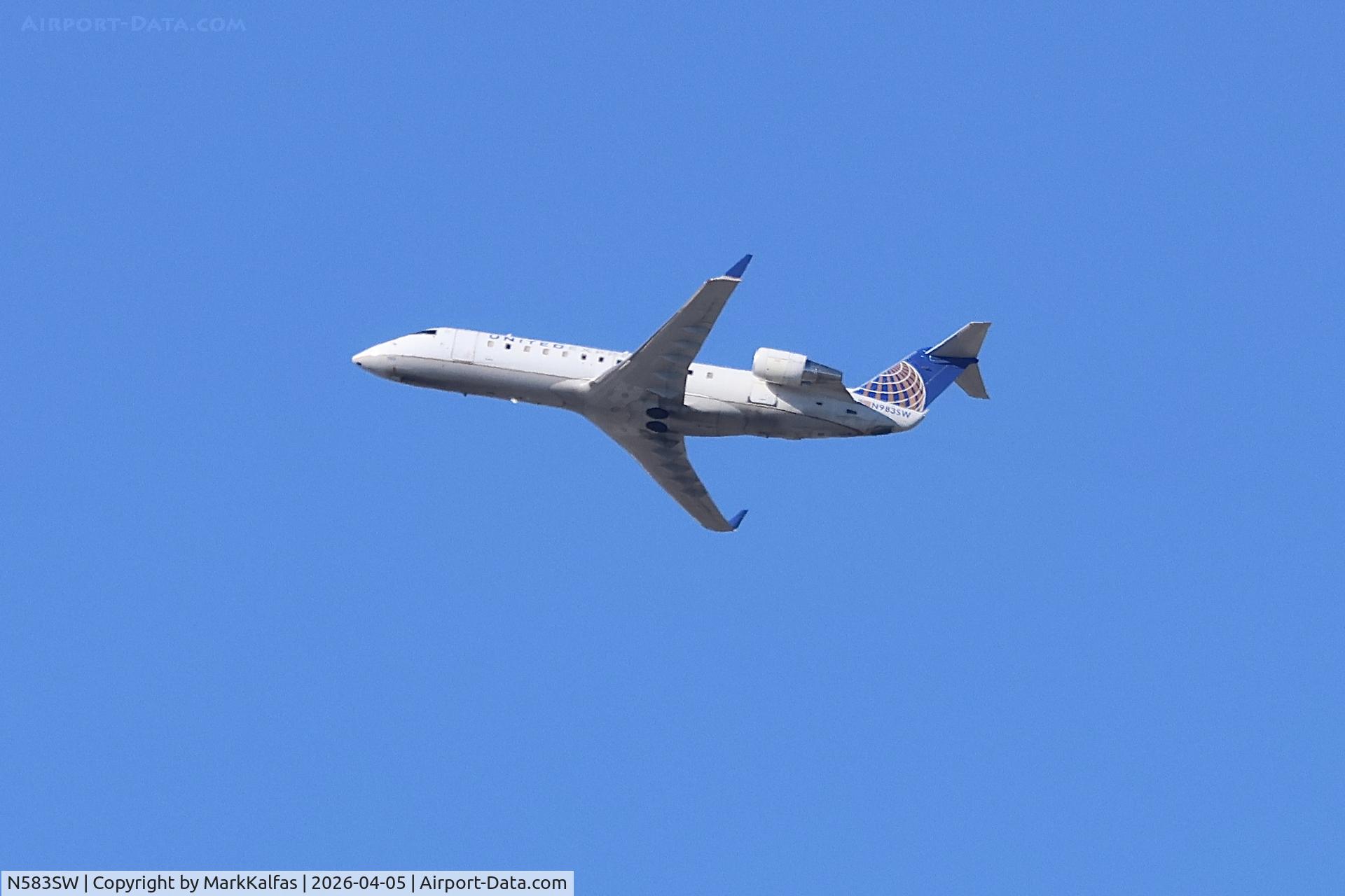 N583SW, 1999 Embraer EMB-120ER Brasilia, c/n 120351, RJ SkyWest / United Express Bombardier CRJ-200ER N983SW departing 27L KORD