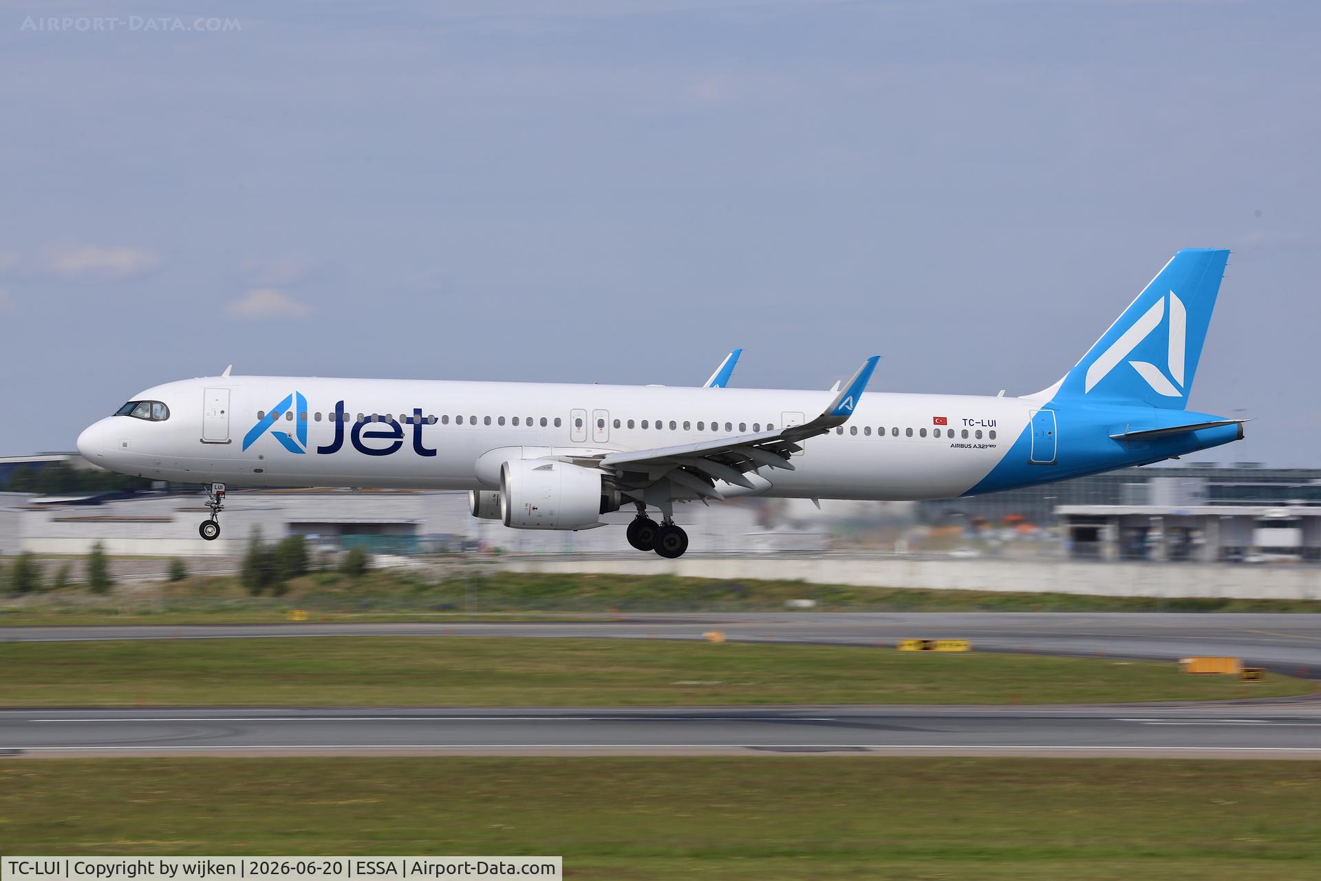 TC-LUI, 2022 Airbus A321-271NX, c/n 10756, Rwy 19L