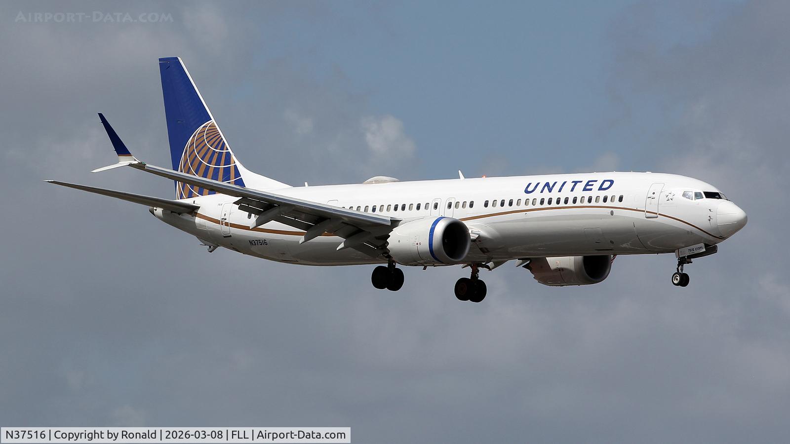 N37516, 2019 Boeing 737-9 MAX, c/n 43454 l/n 7498, at fll
