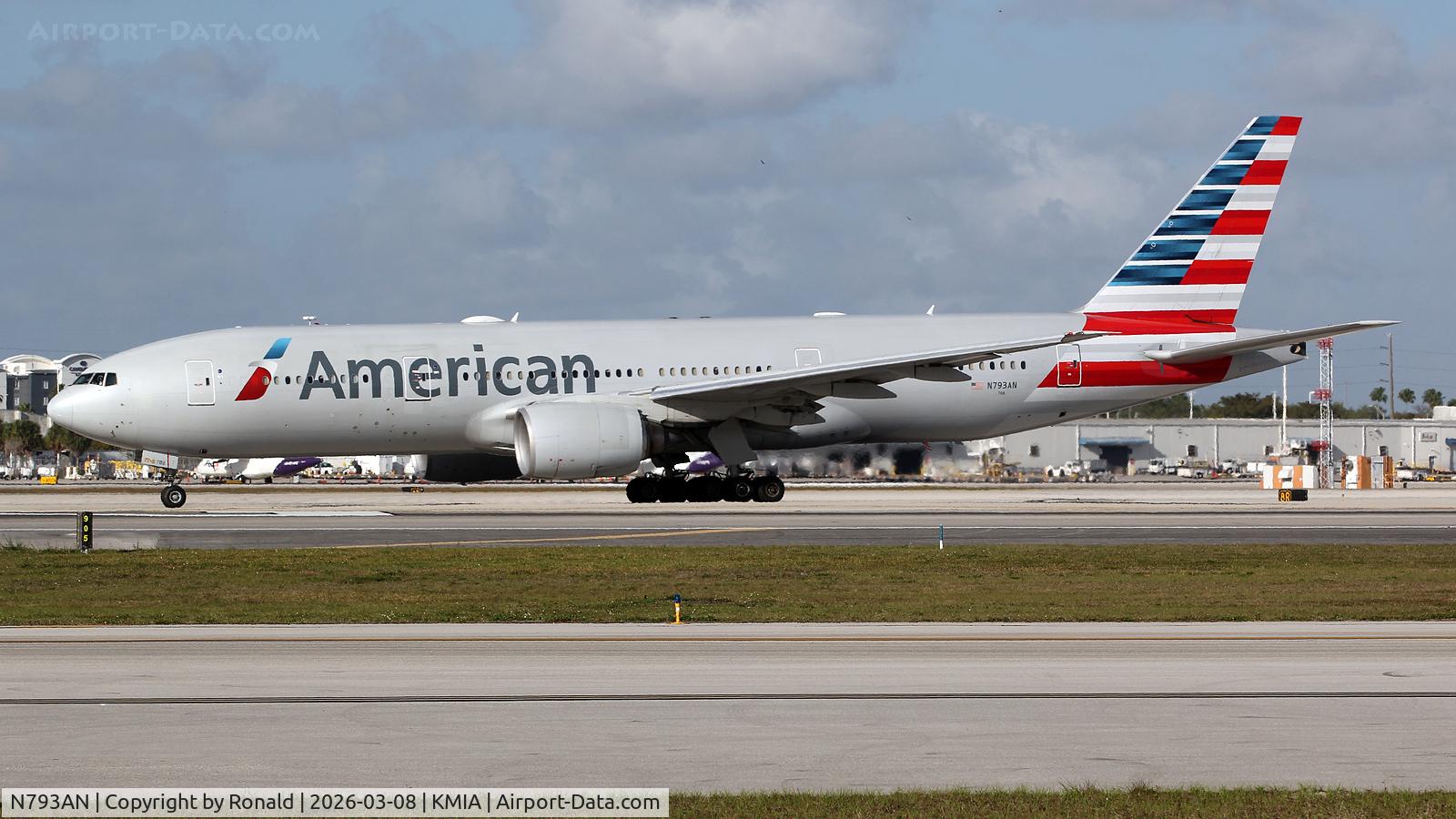 N793AN, 2000 Boeing 777-223, c/n 30255, at mia