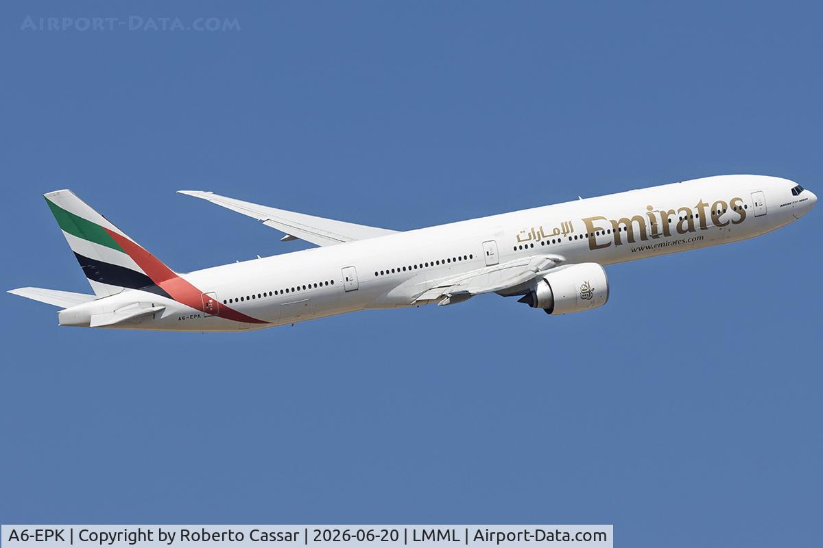 A6-EPK, 2016 Boeing 777-31H/ER, c/n 42330/1379, Runway 13