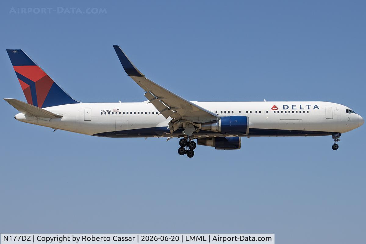 N177DZ, 1999 Boeing 767-332, c/n 29698, Runway 31