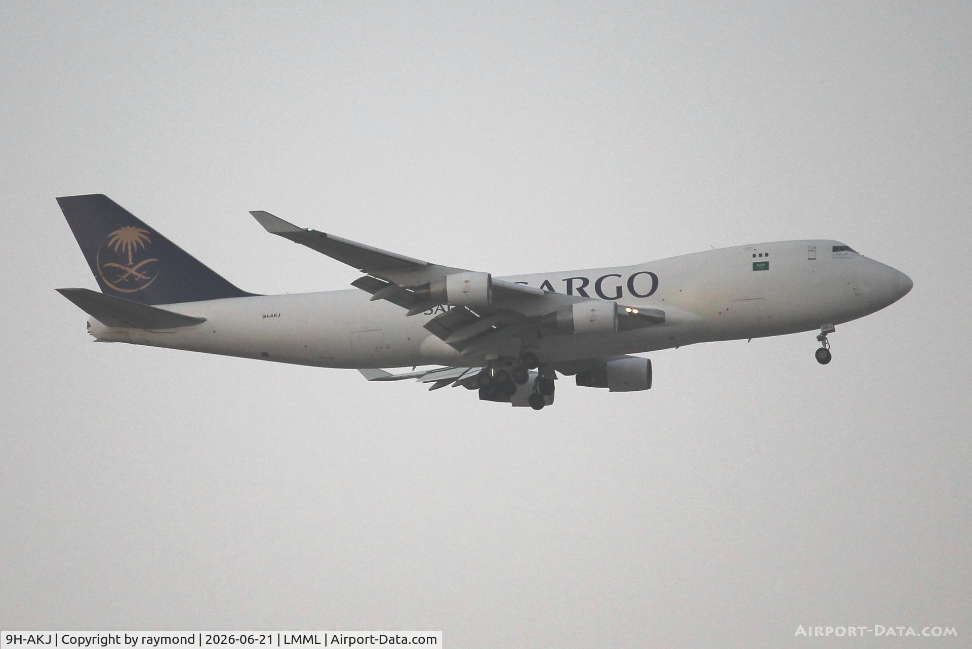 9H-AKJ, 1996 Boeing 747-412F/SCD, c/n 28263 l/n 1094, Boeing 747-412F/SCD reg 9H-AKJ of Saudia Cargo on approach for RW13 in the last possible lighting conditions.