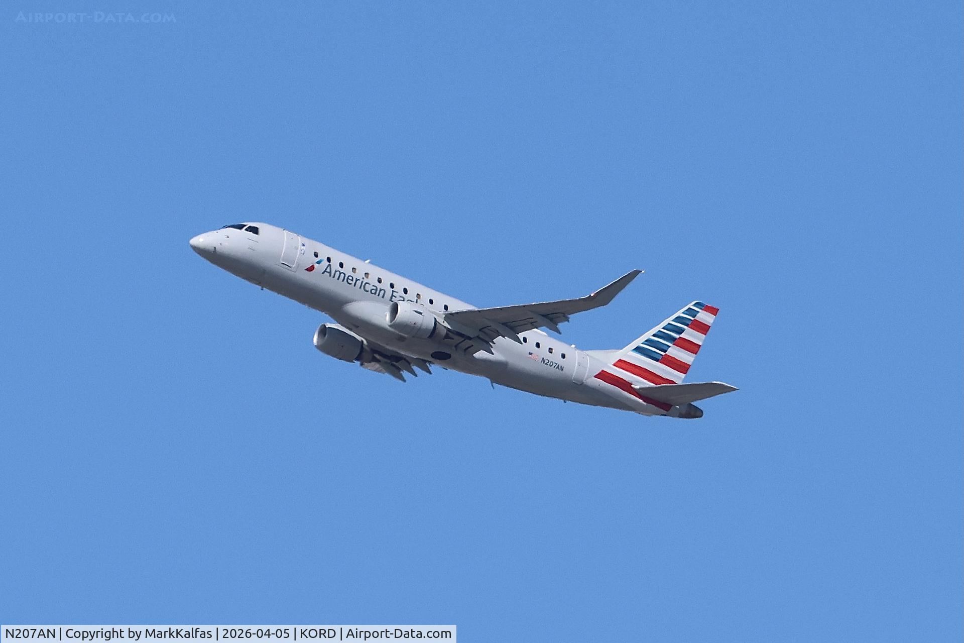 N207AN, 2015 Embraer 175LR (ERJ-170-200LR), c/n 17000490, E75L Envoy / American Eagle EMBRAER ERJ 170-200 LR N207AN departing 27L KORD