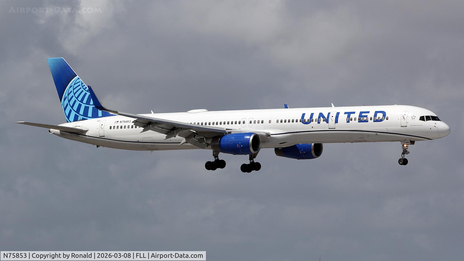 N75853, 2002 Boeing 757-324, c/n 32812, at fll